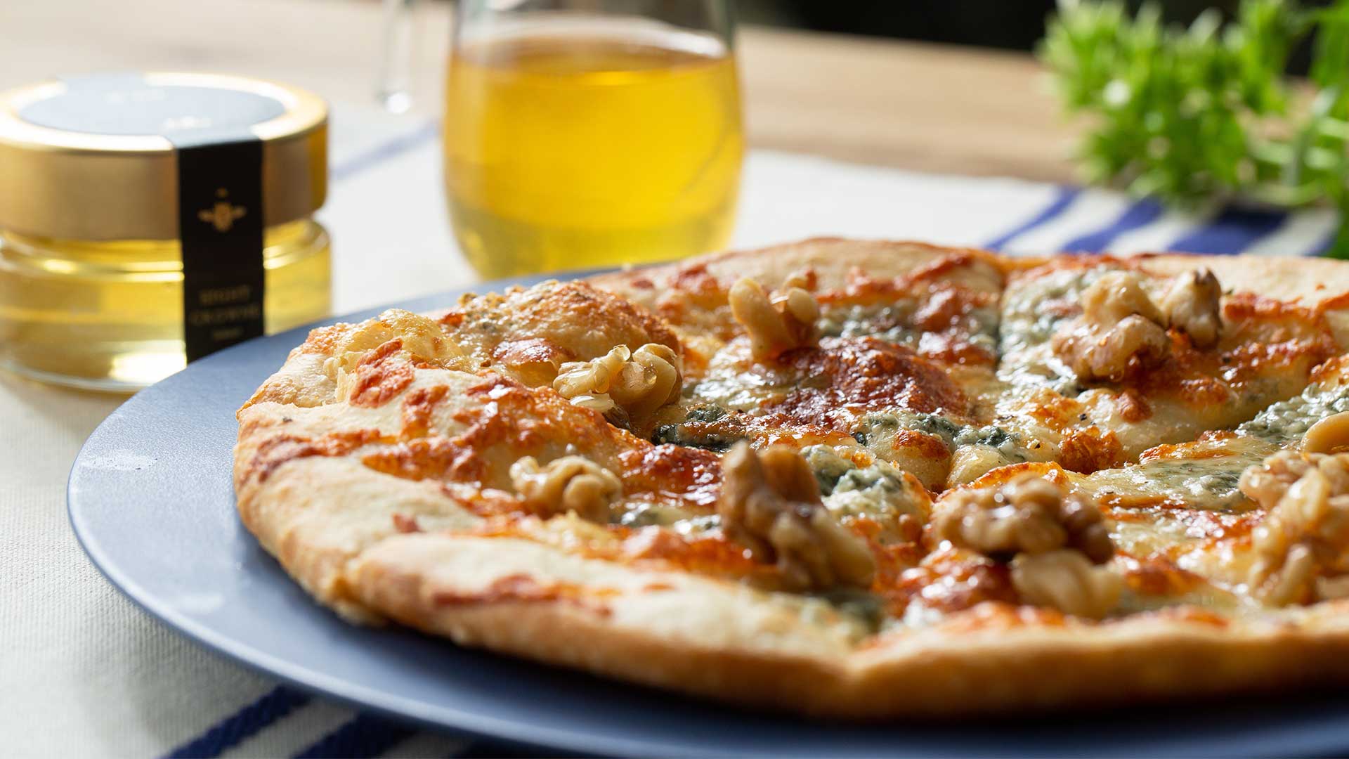 gorgonzola-pizza-with-raw-