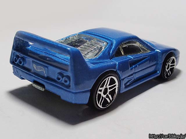 ホットウィールミニカーのフェラーリF40は珍しいブルーメタイック