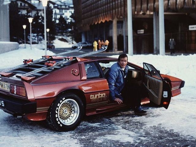 ギネス認定の横転シーン詳解 ―『007 カジノ・ロワイヤル』のボンドカー