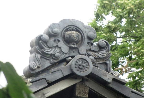 その後、目にした安曇野の屋根瓦－5 大黒天 | 安曇野ハーブスクエアの