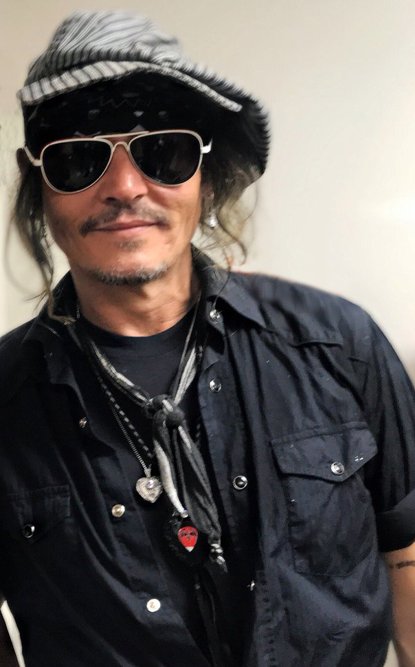 Johnny Depp の 胸元に Bobby Art Leather（ギターピックホルダー