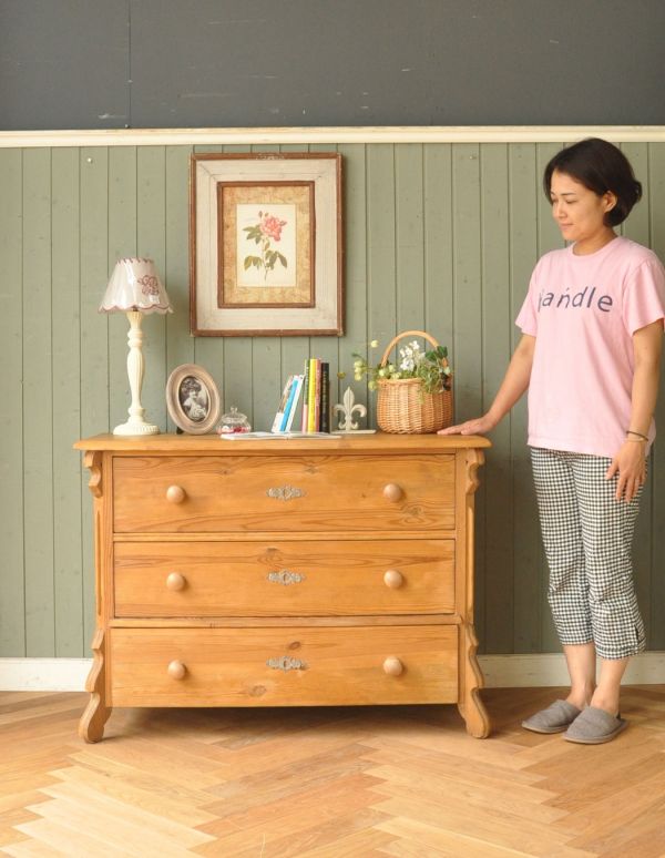 パイン材を使ったイギリスのアンティーク家具、可愛いチェスト（3段