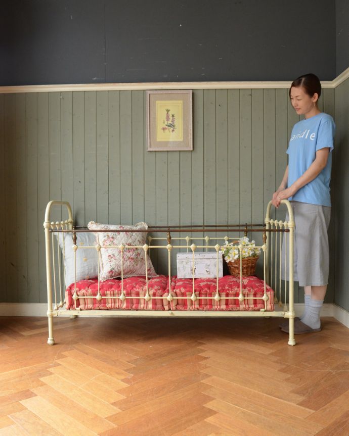 フランスから届いた赤ちゃんのための家具、アンティーク アイアン