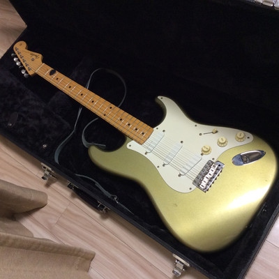 Fender Japan、ゴールドでレースセンサーなストラト: HEAVY but SWEET