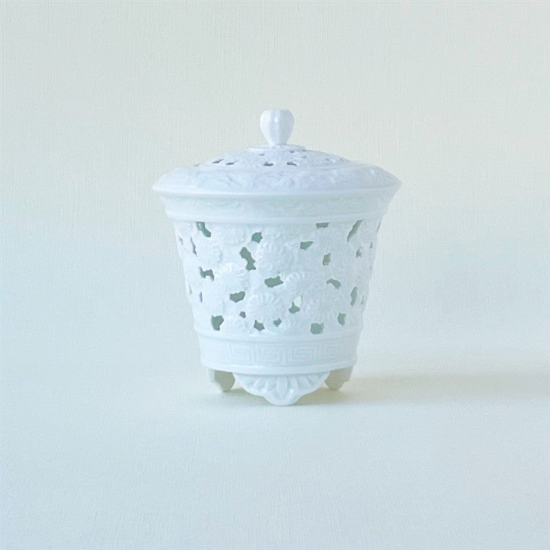 白磁透し彫菊花文 扇型香炉 有田焼 – 香十オンラインショップ