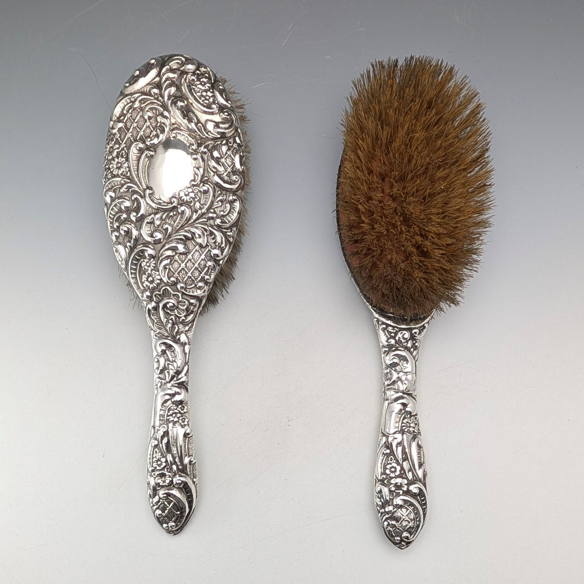 1910年 英国アンティーク 純銀装飾ハンドル ヘアブラシペア J&R