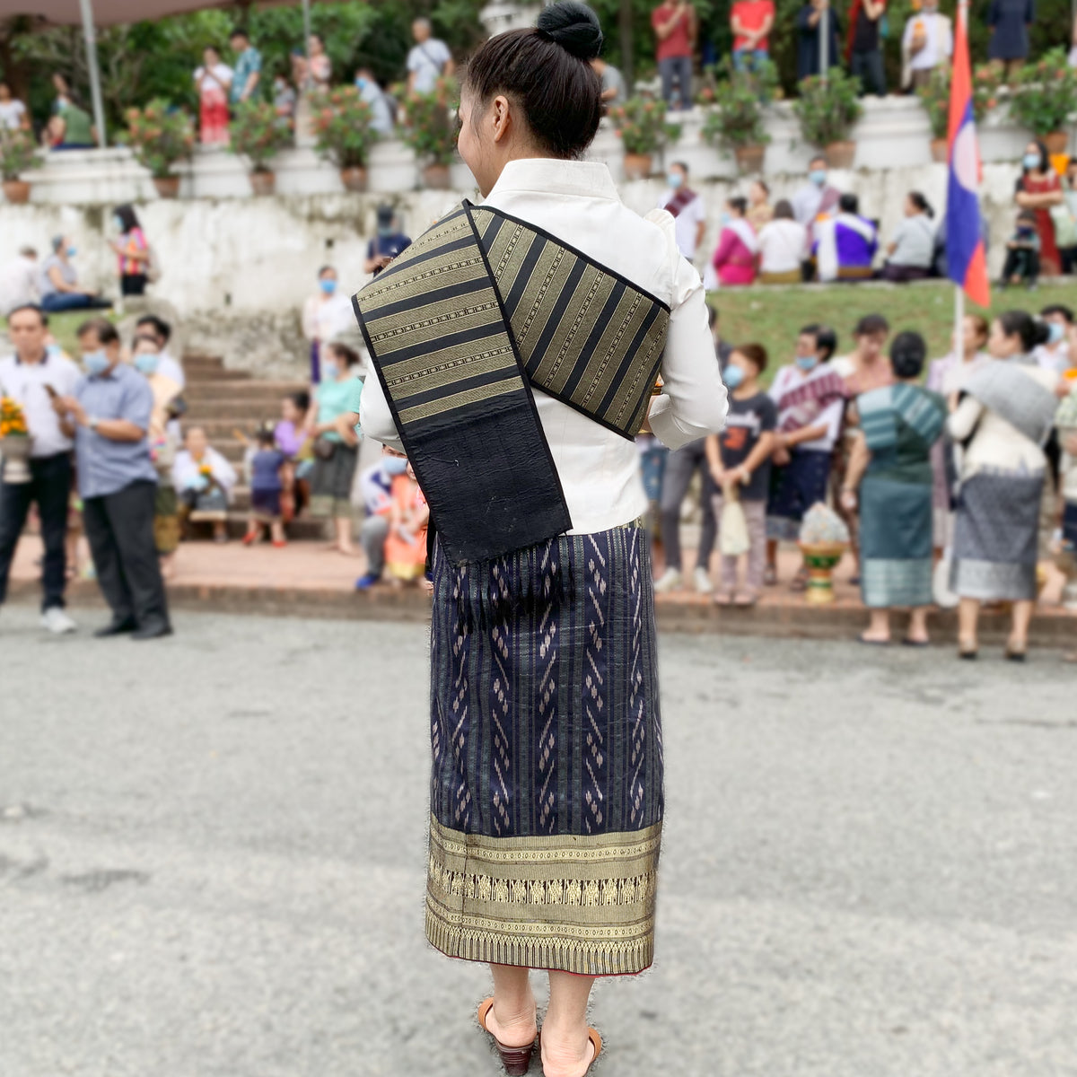 毎日着る伝統衣装？ラオスの「シン」とは – LuLaLao Textile