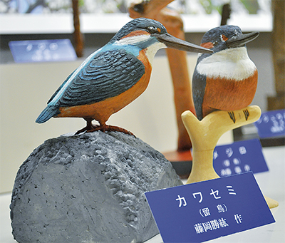 木彫りの野鳥で四季を表現 来月25日まで展示 | 横須賀・三浦 | タウン