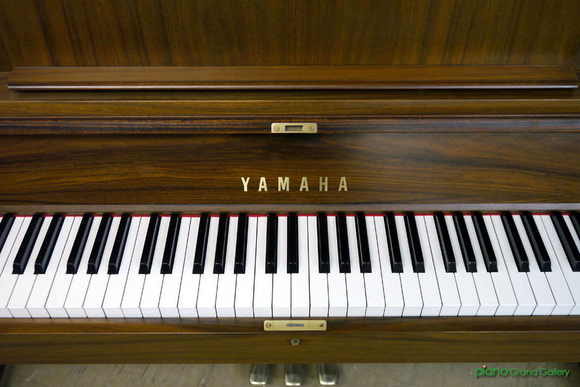 中古ピアノ ヤマハ(YAMAHA W101) 木目が美しく、トーンエスケープ付
