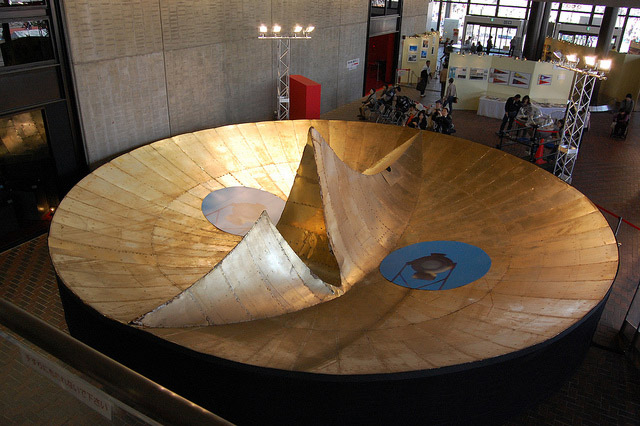 大阪・万博公園で太陽の塔 黄金の顔展が開催中（2011年5月10日まで