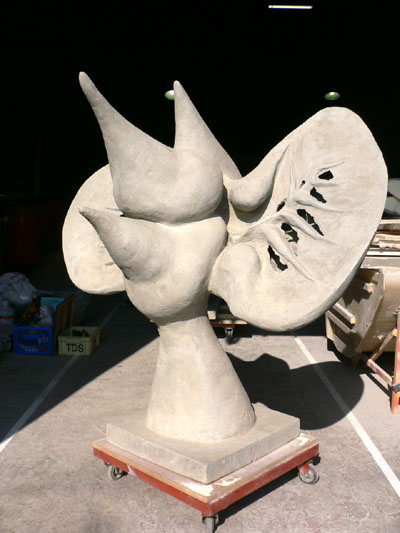岡本太郎作品：「鳥」立体造形会社の日本美術工芸