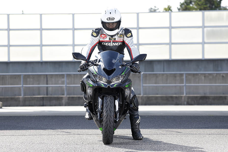 77馬力の400cc」は 意外やピーキーな純スポーツ！ Kawasaki Ninja ZX