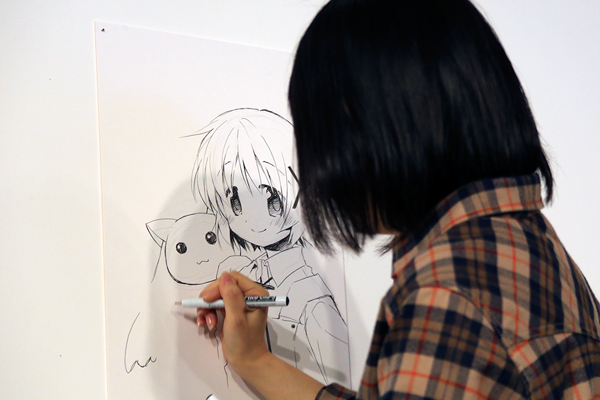ひだまりスケッチ」「まどマギ」の蒼樹うめさん、上野の森美術館で初