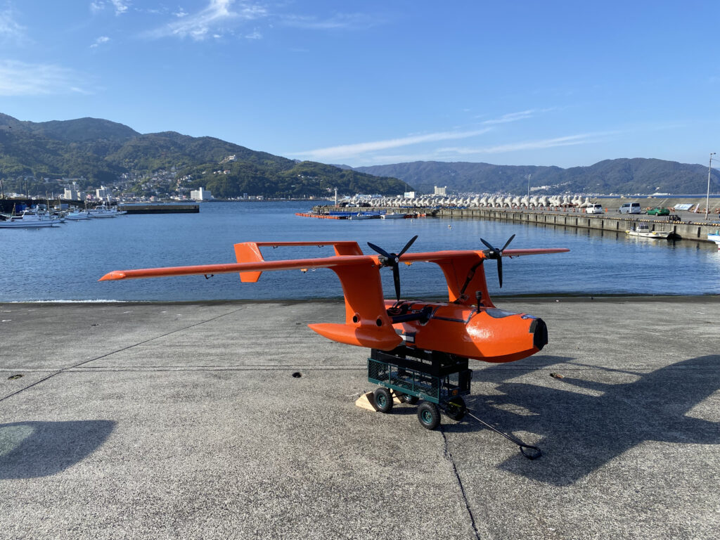 世界初【海⾯に着⽔した⾶⾏艇型ドローンが深海底観測に成功】東京⼤学
