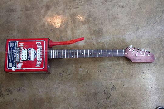 オイル缶で作られたエレクトリック・ギター / Electric guitars made