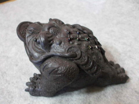 招財銭蛙：三本足のカエル