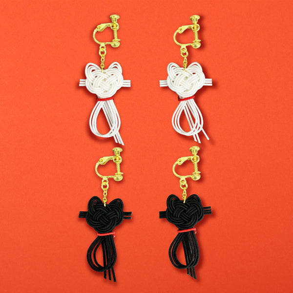 伝統水引細工耳飾‐黒猫/白猫｜和のシルバーアクセサリーブランド［か