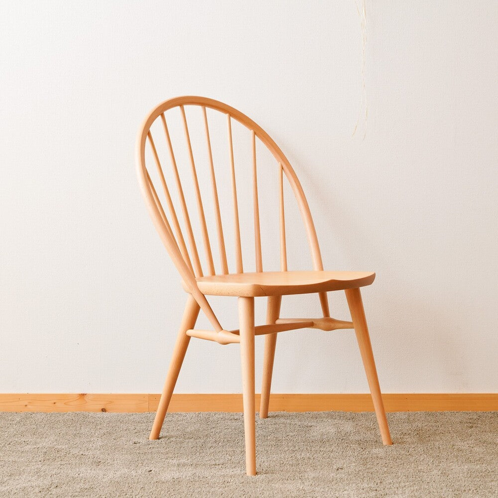 背中をしっかりと支えてくれる上品なダイニングチェア レイチェア