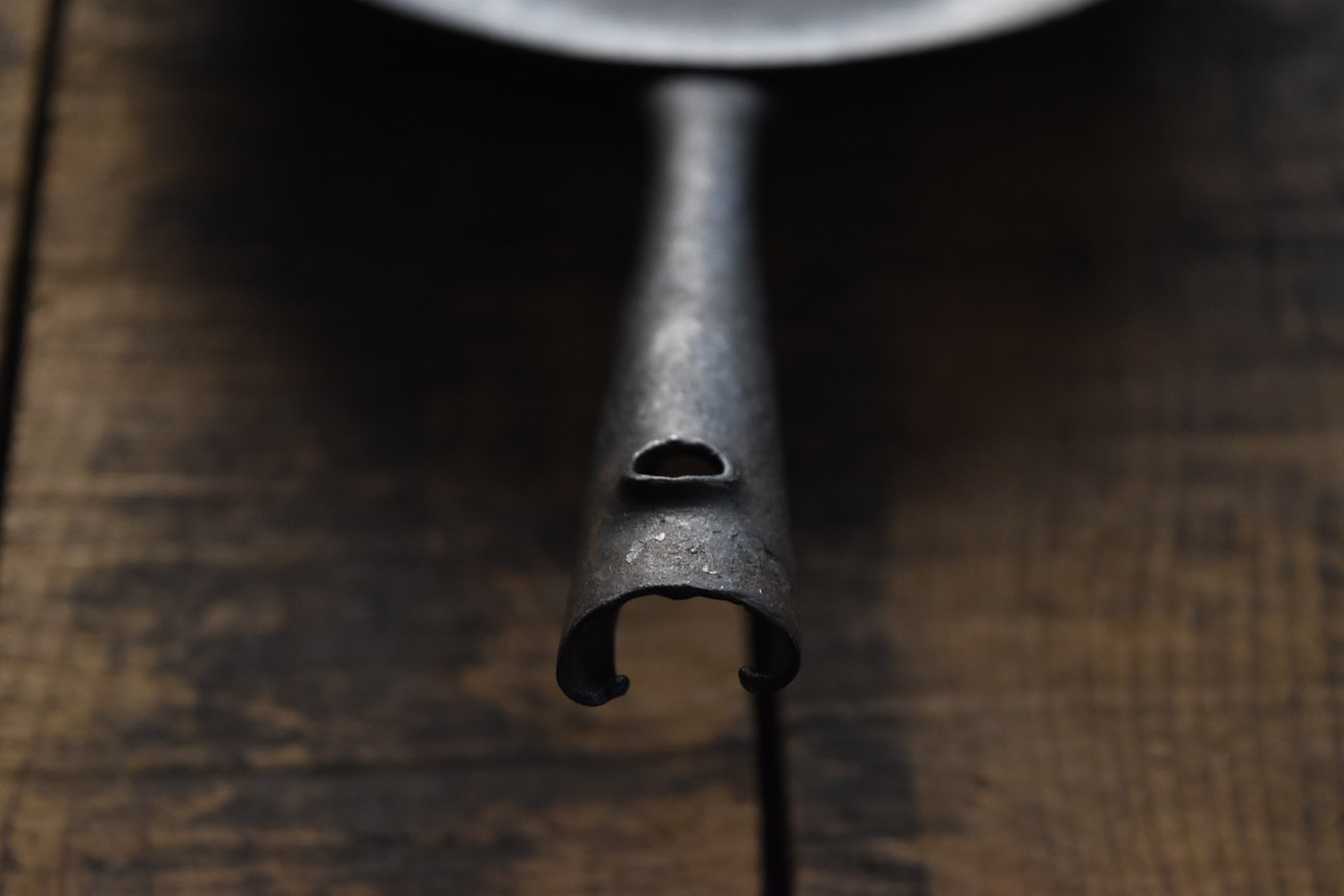 gallery yaichi | permanent artist | 成田理俊 | フライパン/Frying Pan