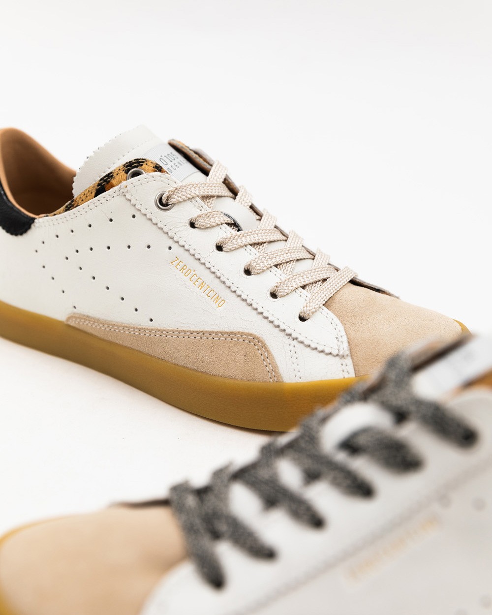 0-105 - Basket basse en cuir blanc - SC06 LEO GUM