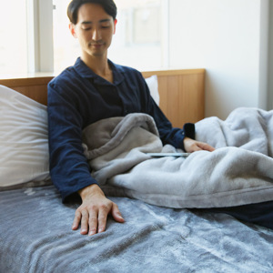 吸湿発熱 敷き毛布／シングル》1分で5℃アップ！ 軽さとなめらかさが