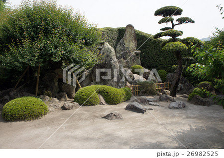 日本庭園 三尊石 蓬莱山 佐多直忠庭園の写真素材 [26982525] - PIXTA