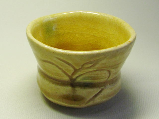 黄瀬戸ぐい呑み（草文）の詳細／陶器販売のたぬき窯