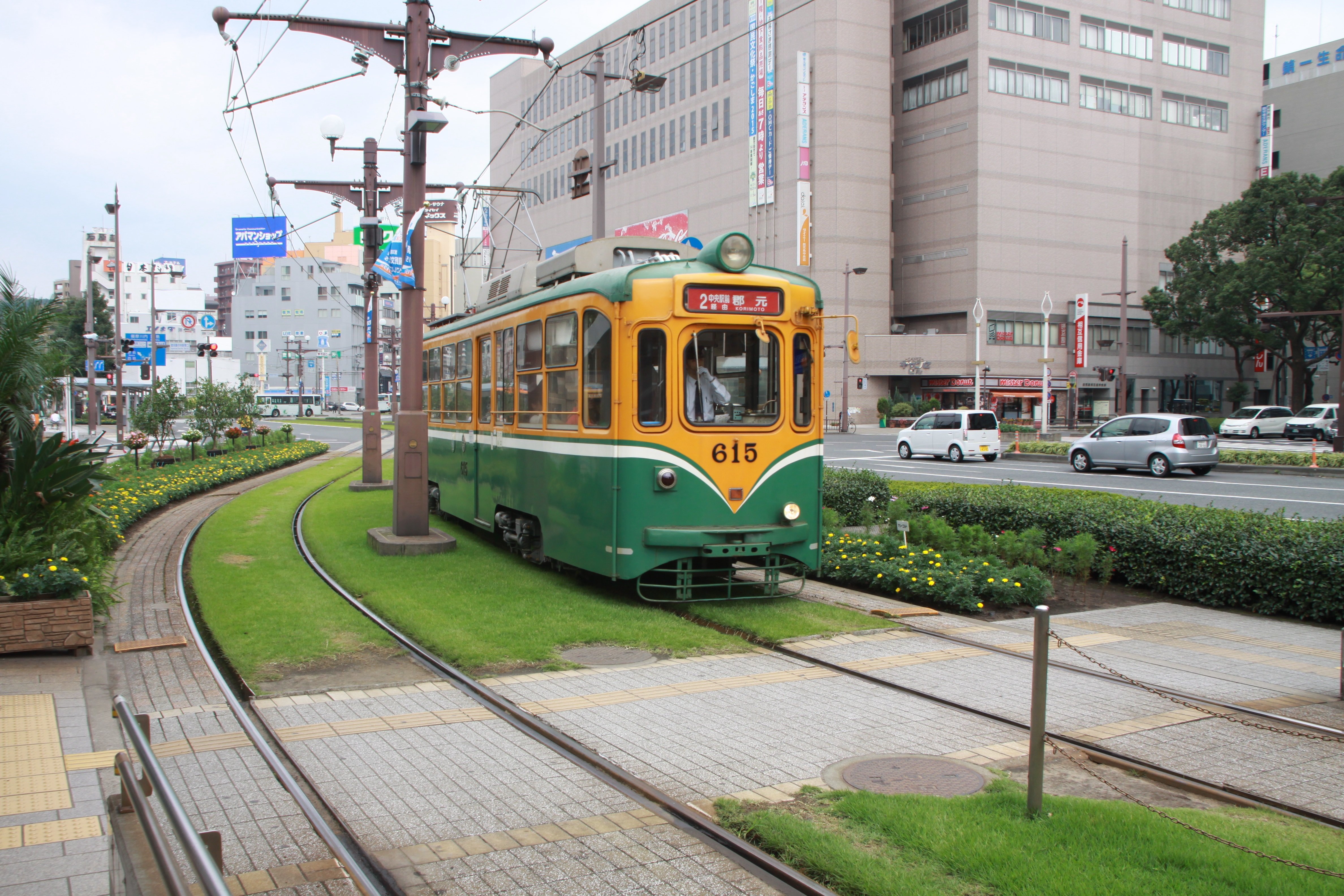 私の街の路面電車】桜島をバックに緑化された軌道を行き交う鹿児島市電