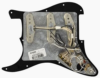FENDER Pre-Wired Strat Pickguardはピックアップ交換初心者にも