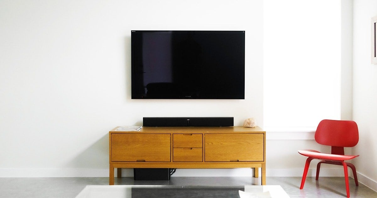 割れ替えやDIYに！テレビボードの扉に「透明ガラス」を使用した事例3選