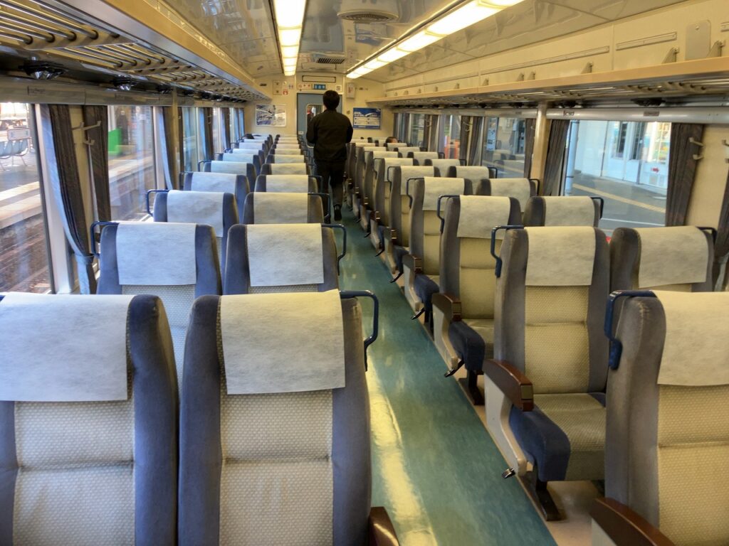 国鉄臭みなぎるレトロ特急、キハ185系特急「剣山」自由席の乗車記 | 鉄