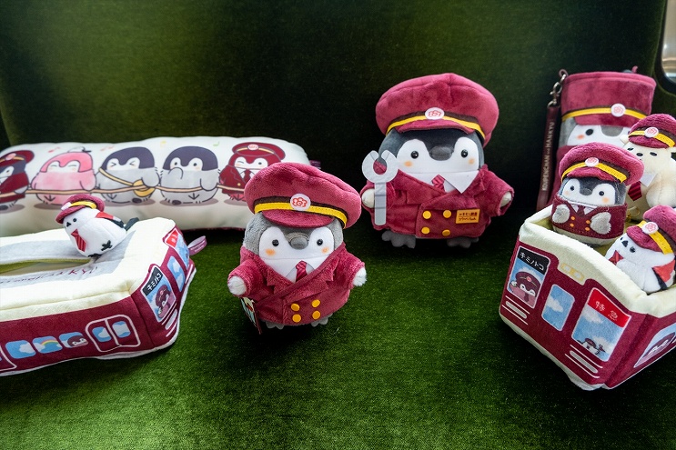 阪急電鉄に装飾列車『コウペンちゃん号』が登場！コラボグッズ＆フーズ