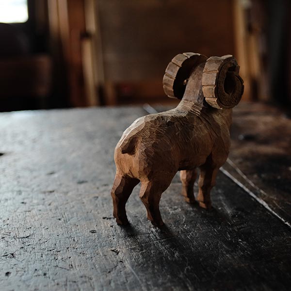 木彫りの羊のオブジェ – zakka store towi