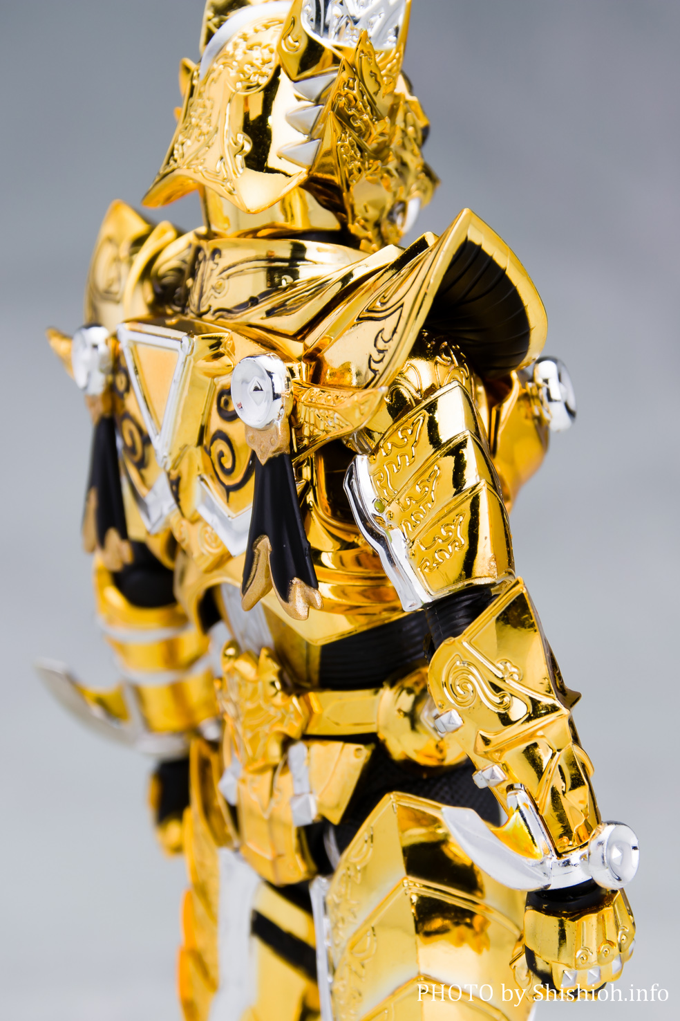 レビュー】S.H.Figuarts （真骨彫製法） 黄金騎士ガロ（冴島鋼牙）