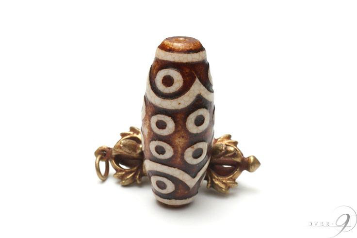 dZi beads ジービーズ 上肯 玉髄 龍紋 山水天珠（二眼山水天珠） カルセドニー（玉髄）から作られた上肯龍紋天珠とは