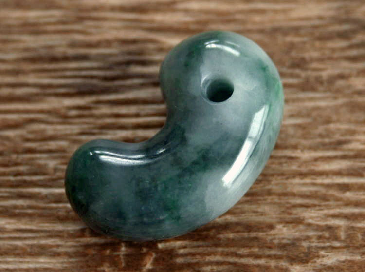 楽天市場】糸魚川翡翠勾玉 M03239SeaVer 作27mm*16.8mm*10mm : 糸魚川