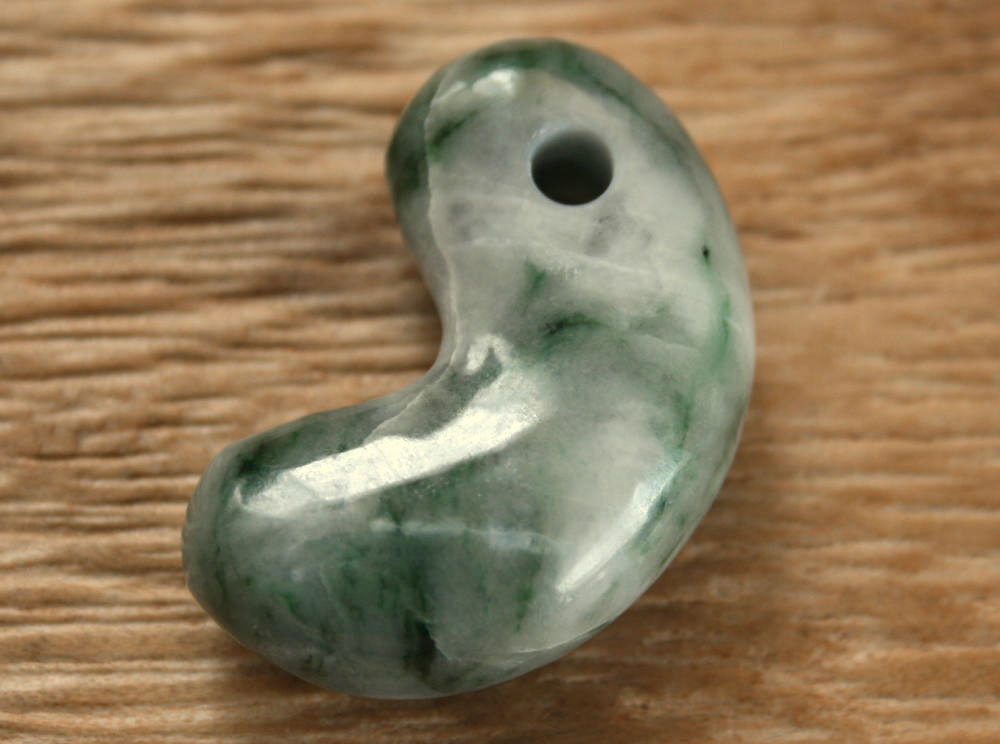 楽天市場】糸魚川翡翠勾玉 M08714 翠石 作 35mm*21mm*10.5mm 糸魚川