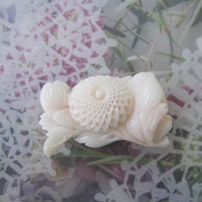 楽天市場】白珊瑚 菊の彫り 帯留め兼ブローチ SILVER925 着物 和装小物