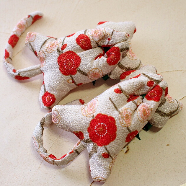 ꫛᥱꪝ *【2512】 猫ミツバチチャームハンドメイド
