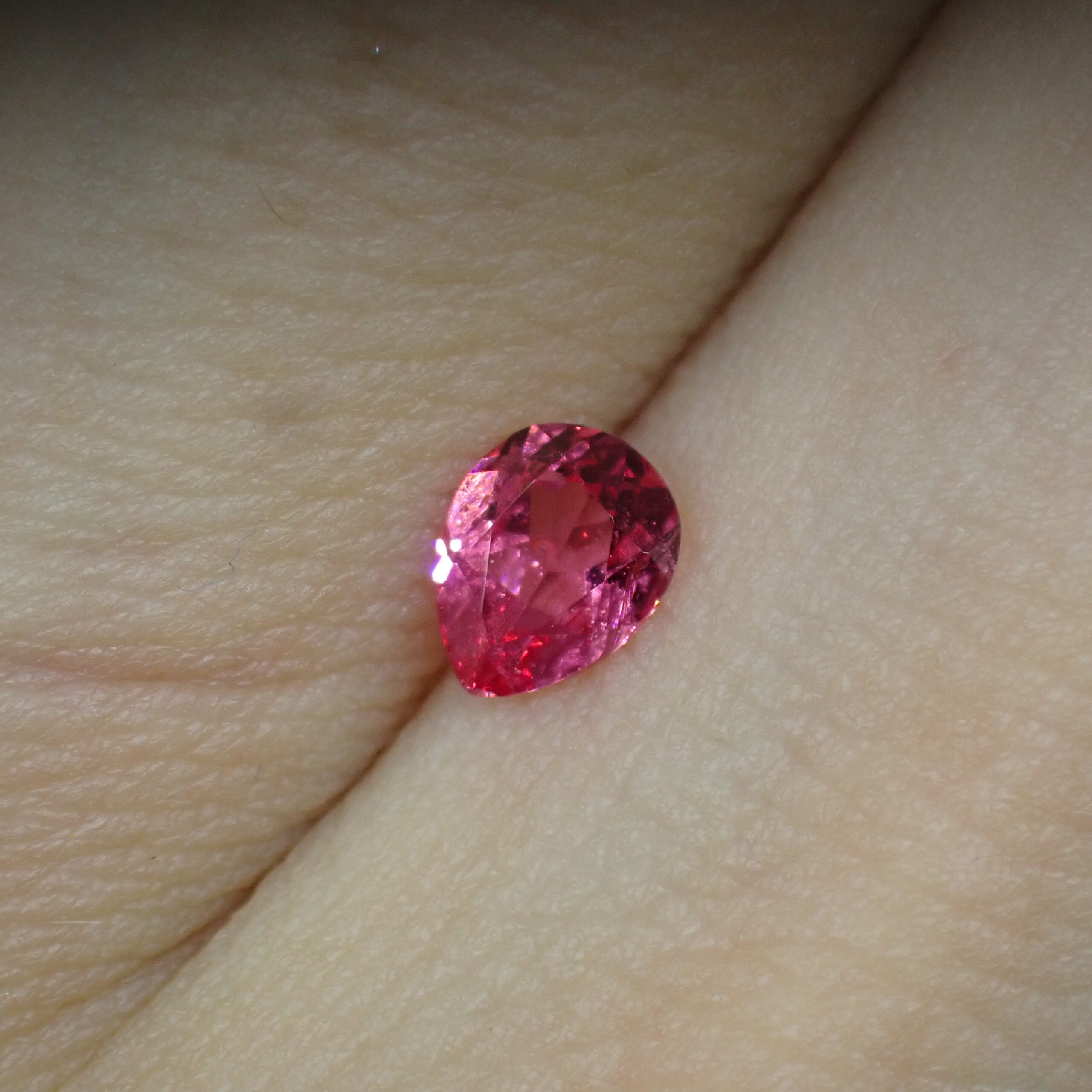 ネオン感☆存在感◎ 燃えるようなピンクスピネル 0.317ct | 宝石つむり