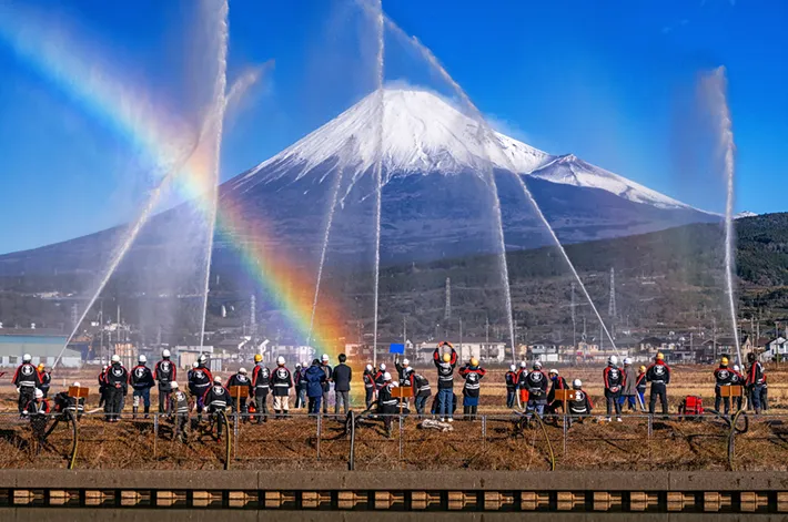 富士山のもとで『一斉放水』 新年にふさわしい写真に「素晴らしい