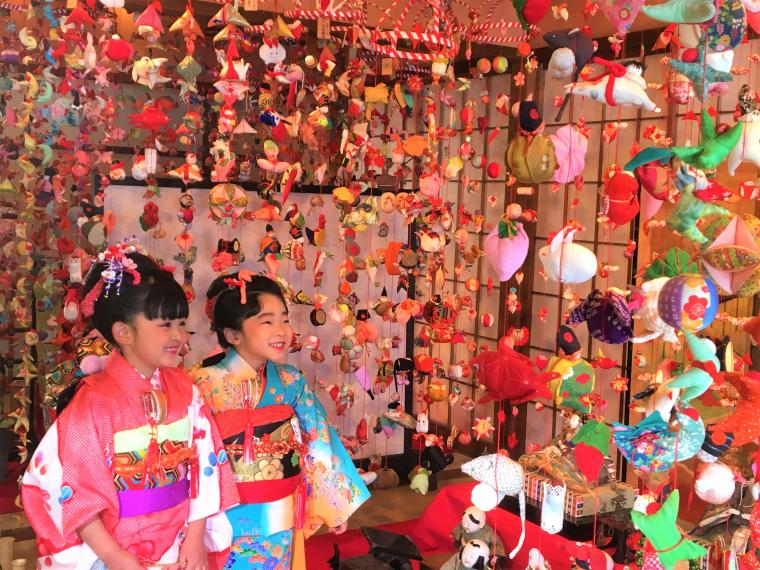 伊豆・稲取温泉で約2万個の「雛のつるし飾り」展示がスタート！日本一