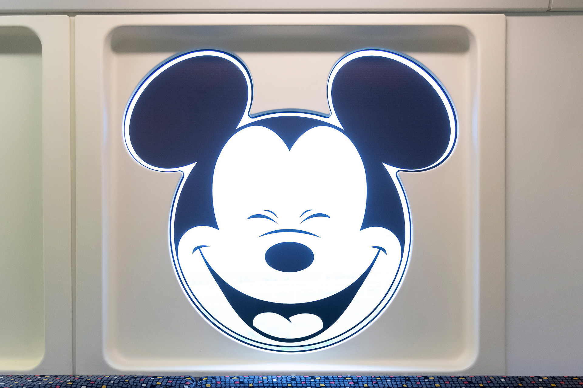 ディズニーリゾートライン、ミッキーマウスデザインのラッピング