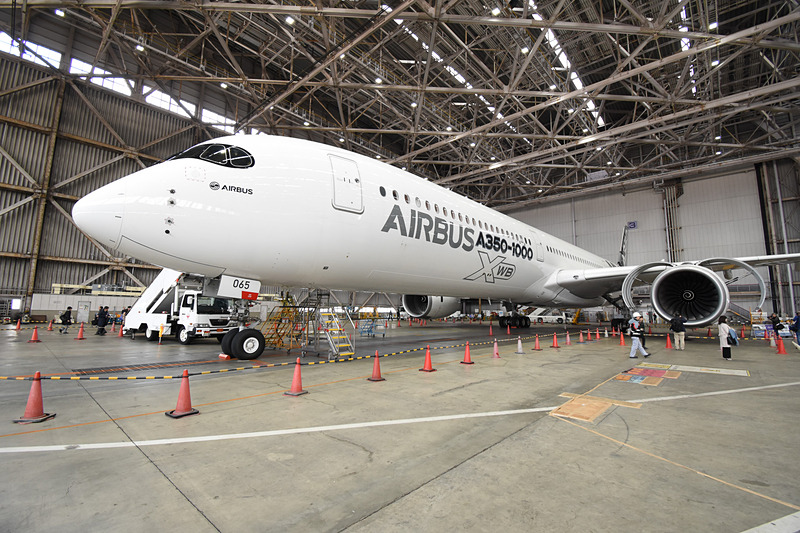 エアバスの最新鋭機A350-1000型機が日本初飛来。JALが13機を確定発注
