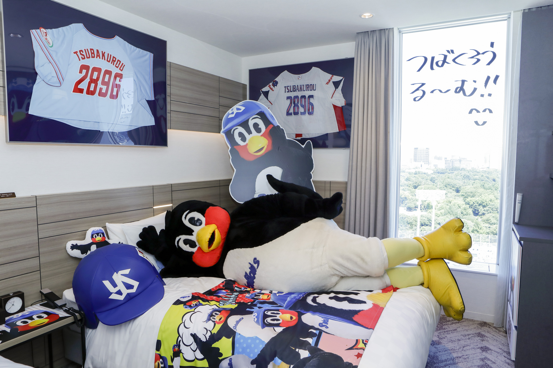 日本青年館ホテル×東京ヤクルトスワローズ、神宮球場を望む「つば九郎