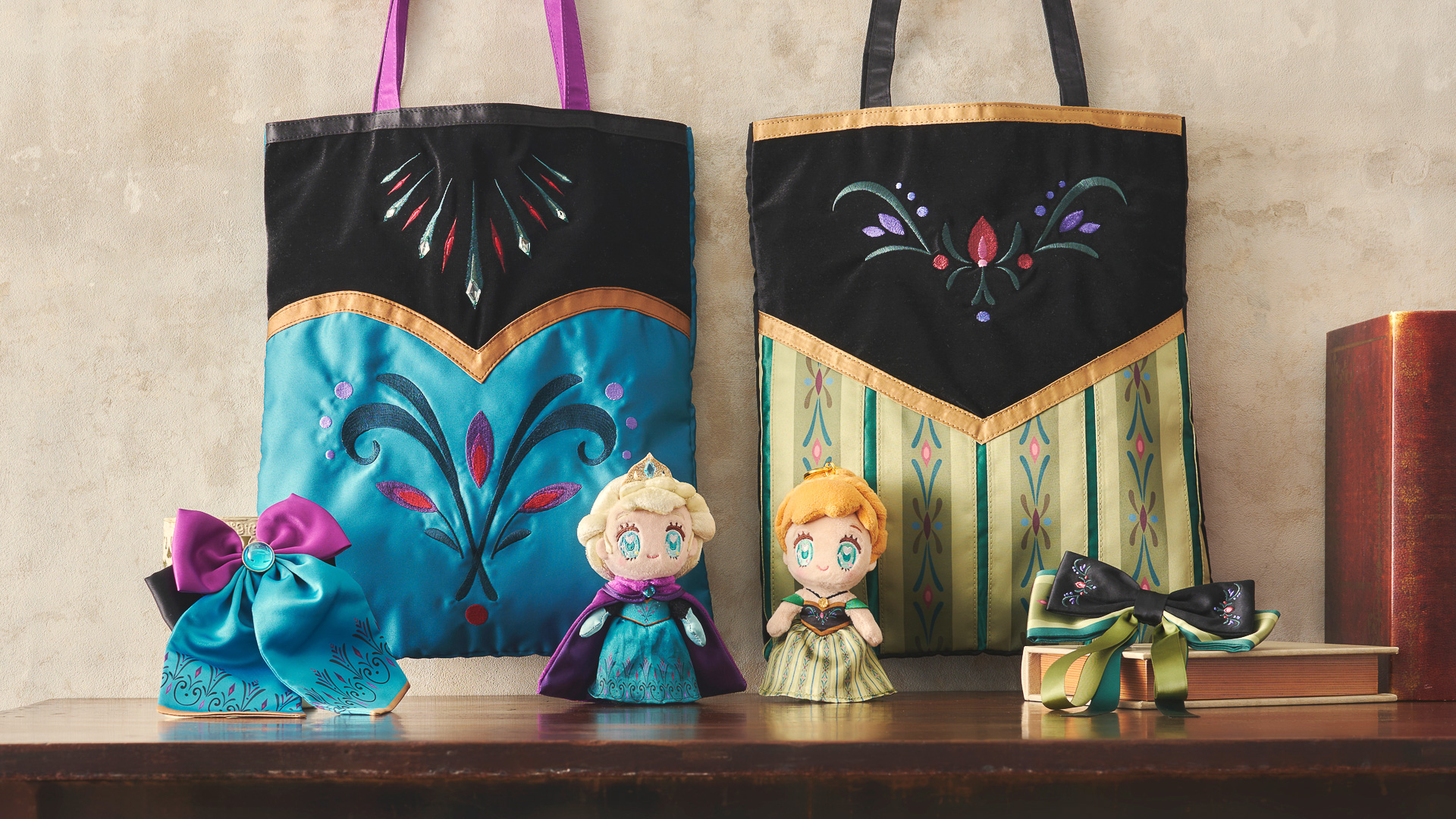 アナ雪の戴冠式ドレス柄のアイテム発売。アナとエルサのトートバッグや