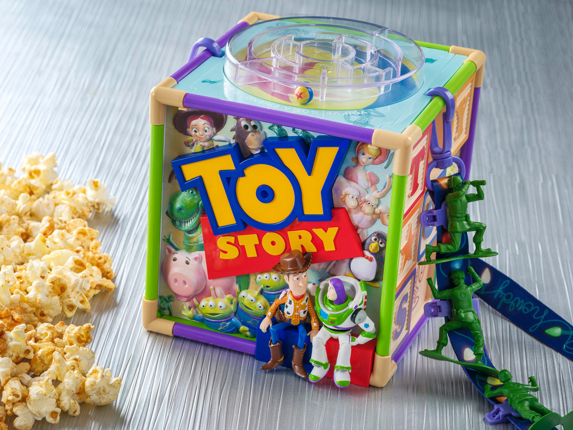 トイ・ストーリーの新作ポップコーンバケット発売決定！ 肩を組む