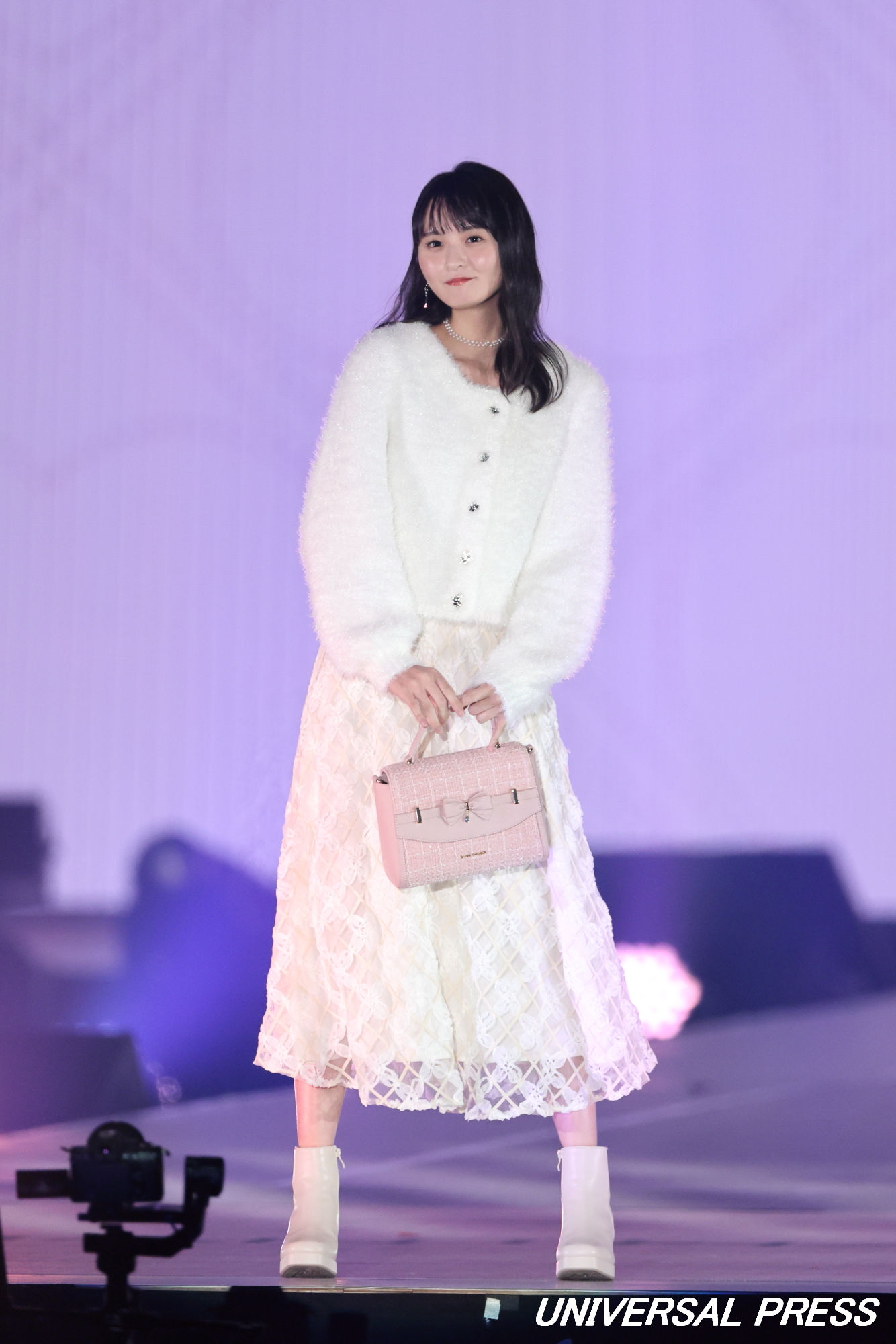 乃木坂46遠藤さくら ピンクのバッグが引き立つ純白コーデでランウェイ