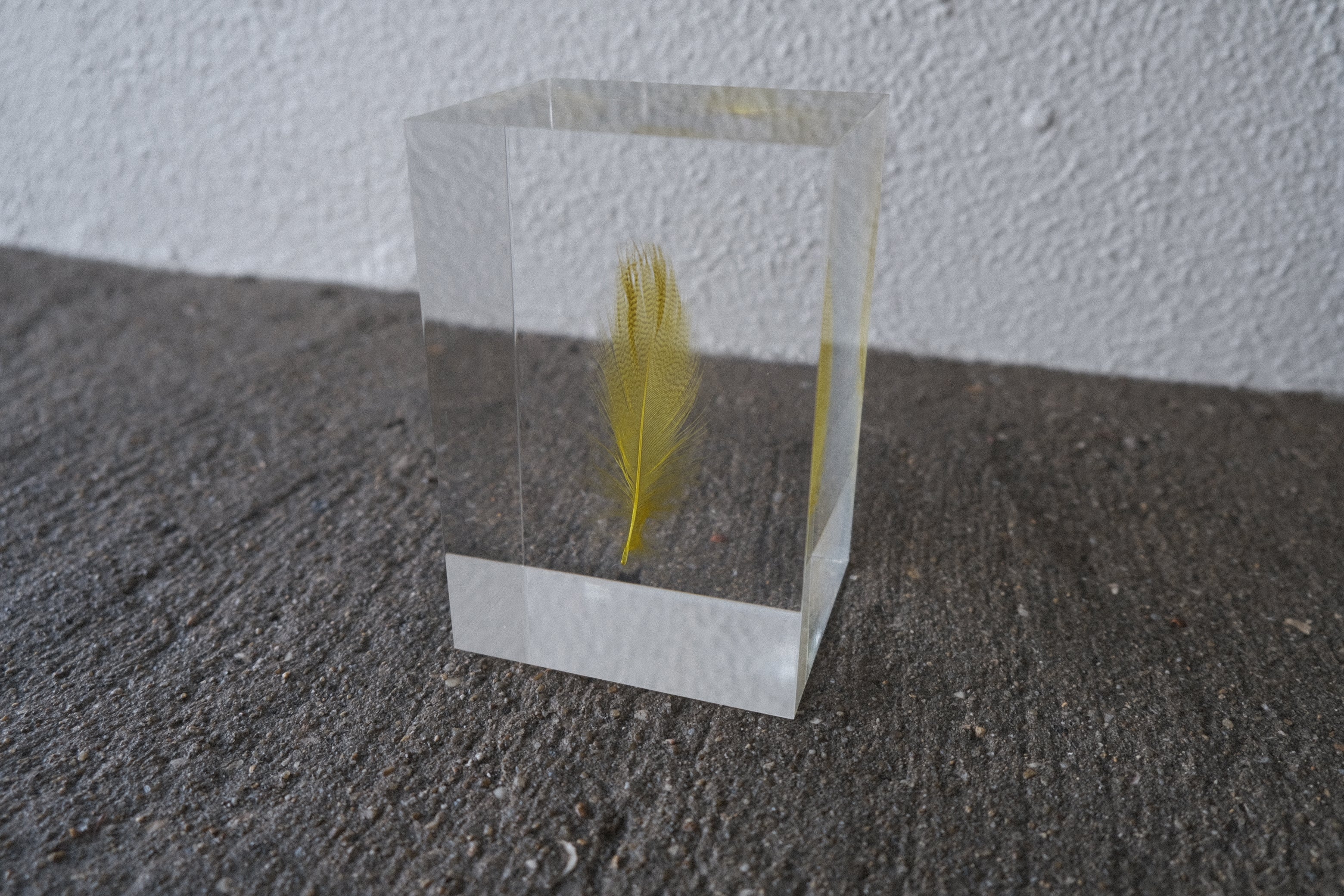 倉俣史朗《Floating Feather Yellow》封印された一片の軽やかさ