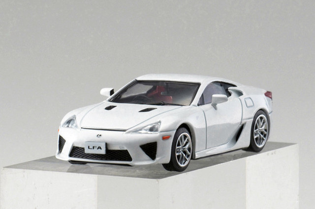 書店で買える、小さな「レクサスLFA」が登場 【ニュース】 - webCG